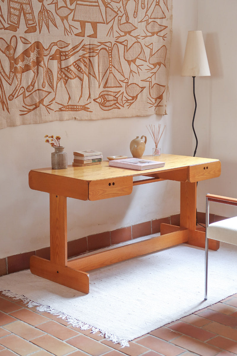Bureau scandinave en bois blond signé Derk Jan de Vries, années 70, avec caisson suspendu et lignes minimalistes.