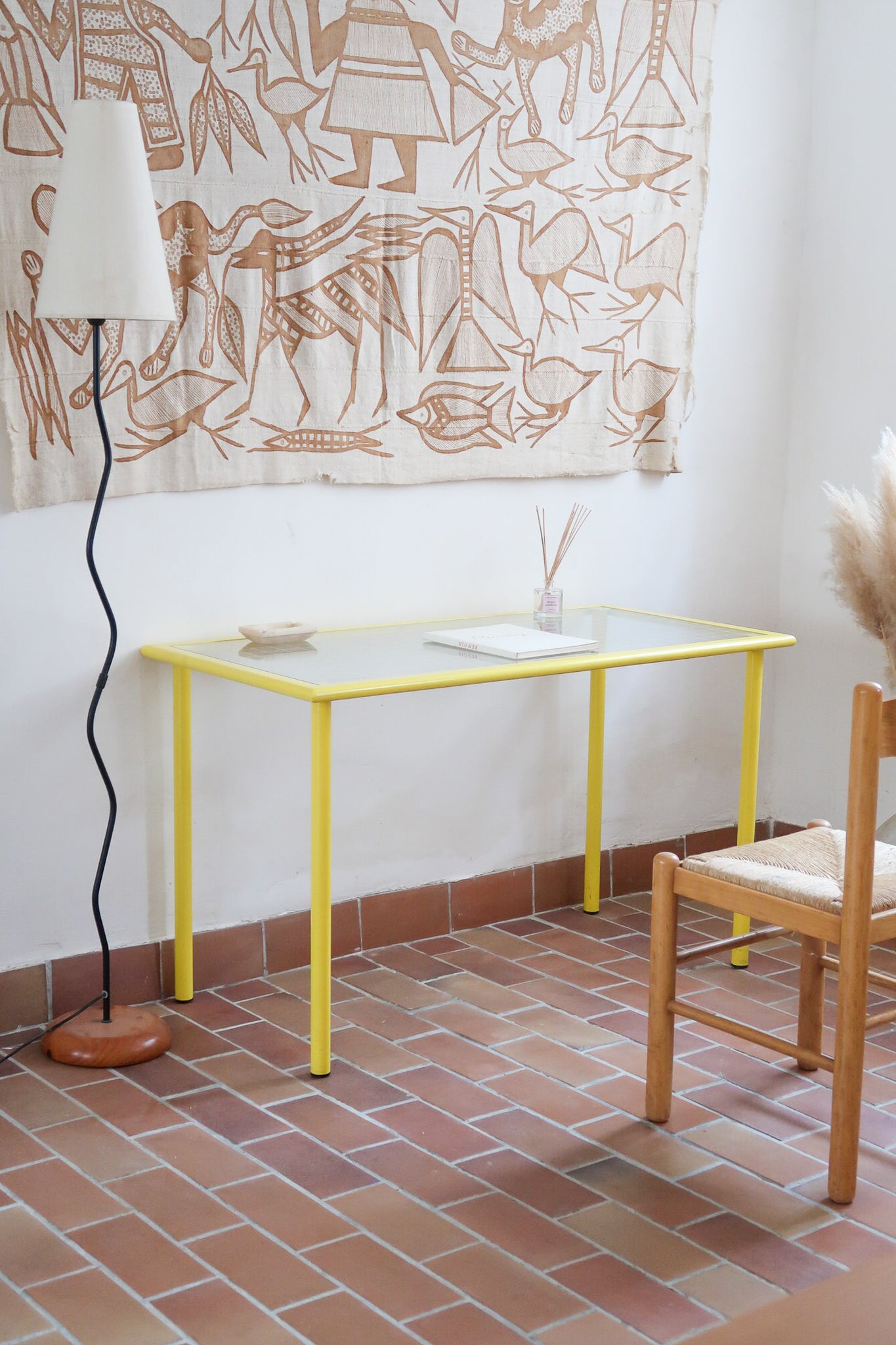 Bureau vintage de Giandomenico Belotti pour Fly Line, Italie années 70, piétement tubulaire en métal laqué jaune vif à quatre pieds droits et ceinture carrée, plateau d'origine en verre armé