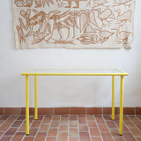 Bureau vintage de Giandomenico Belotti pour Fly Line, Italie années 70, piétement tubulaire en métal laqué jaune vif à quatre pieds droits et ceinture carrée, plateau d'origine en verre armé