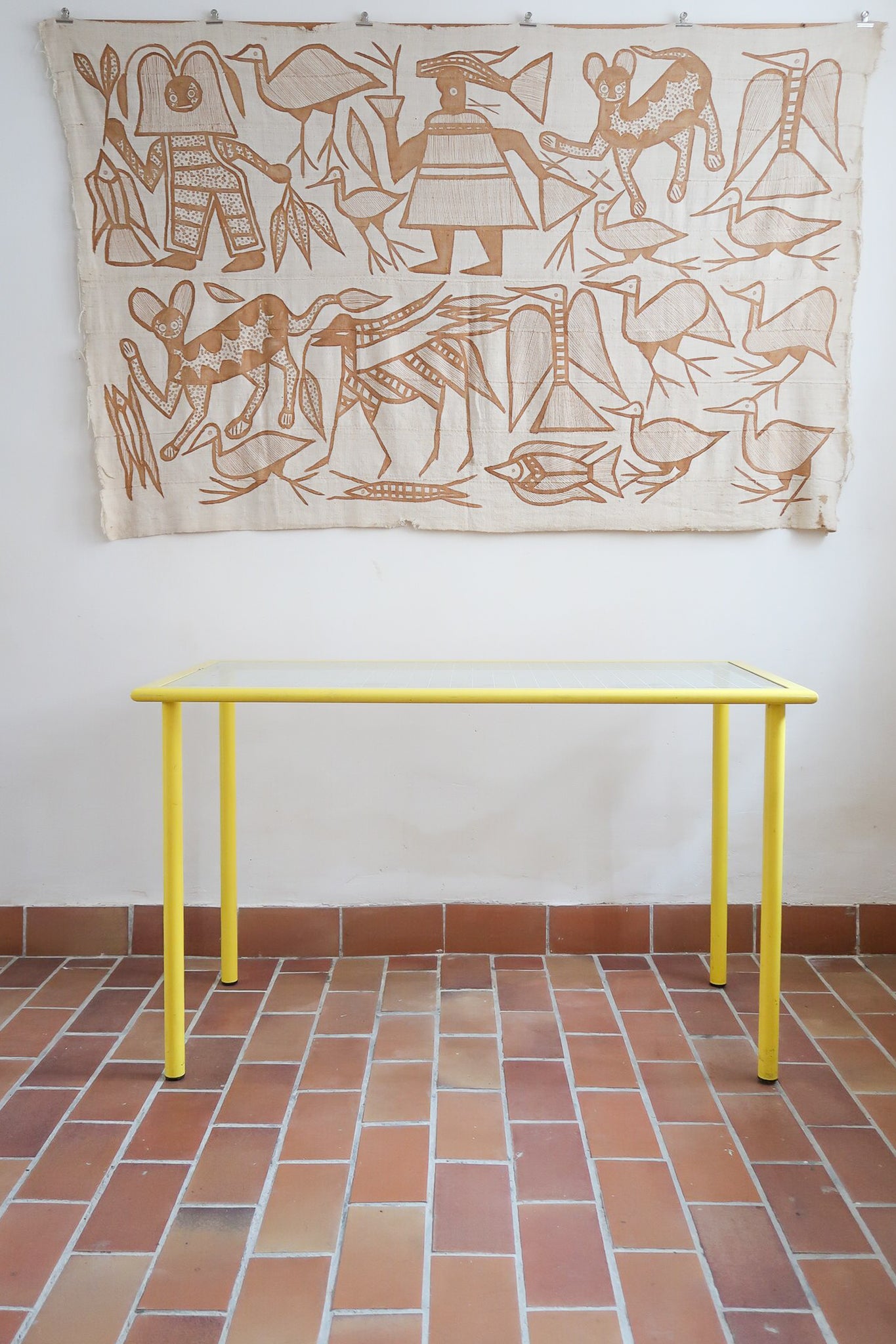 Bureau vintage de Giandomenico Belotti pour Fly Line, Italie années 70, piétement tubulaire en métal laqué jaune vif à quatre pieds droits et ceinture carrée, plateau d'origine en verre armé