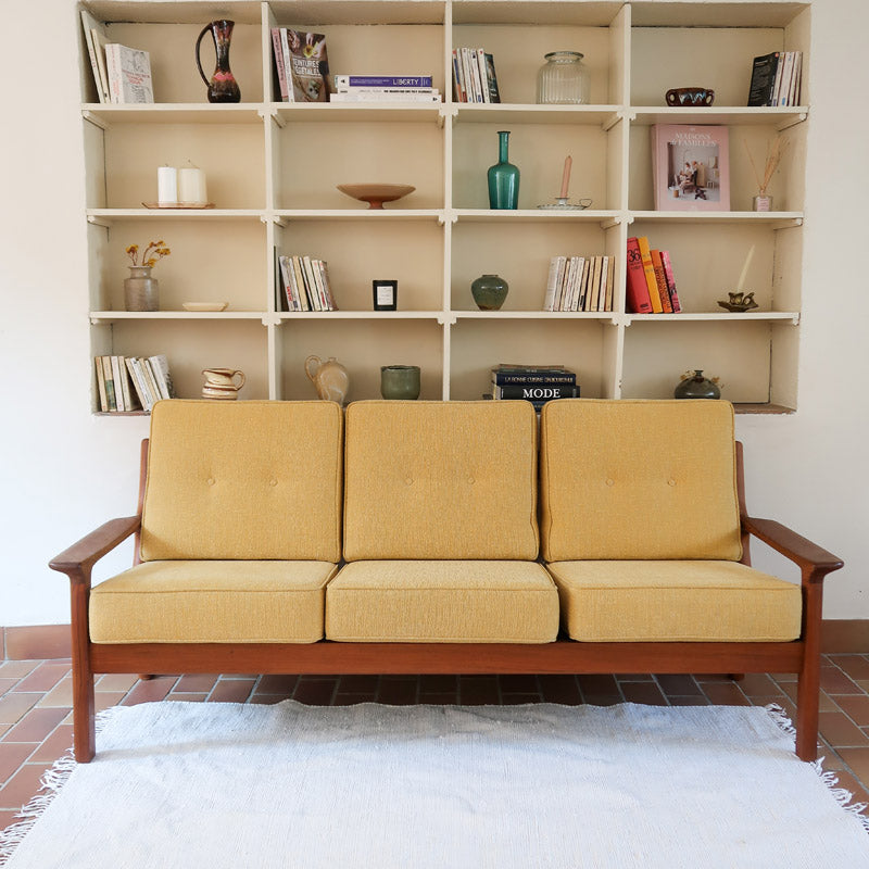 Canapé 3 places scandinave en teck des années 60 avec coussins en tissu jaune moutarde et structure type banquette.
