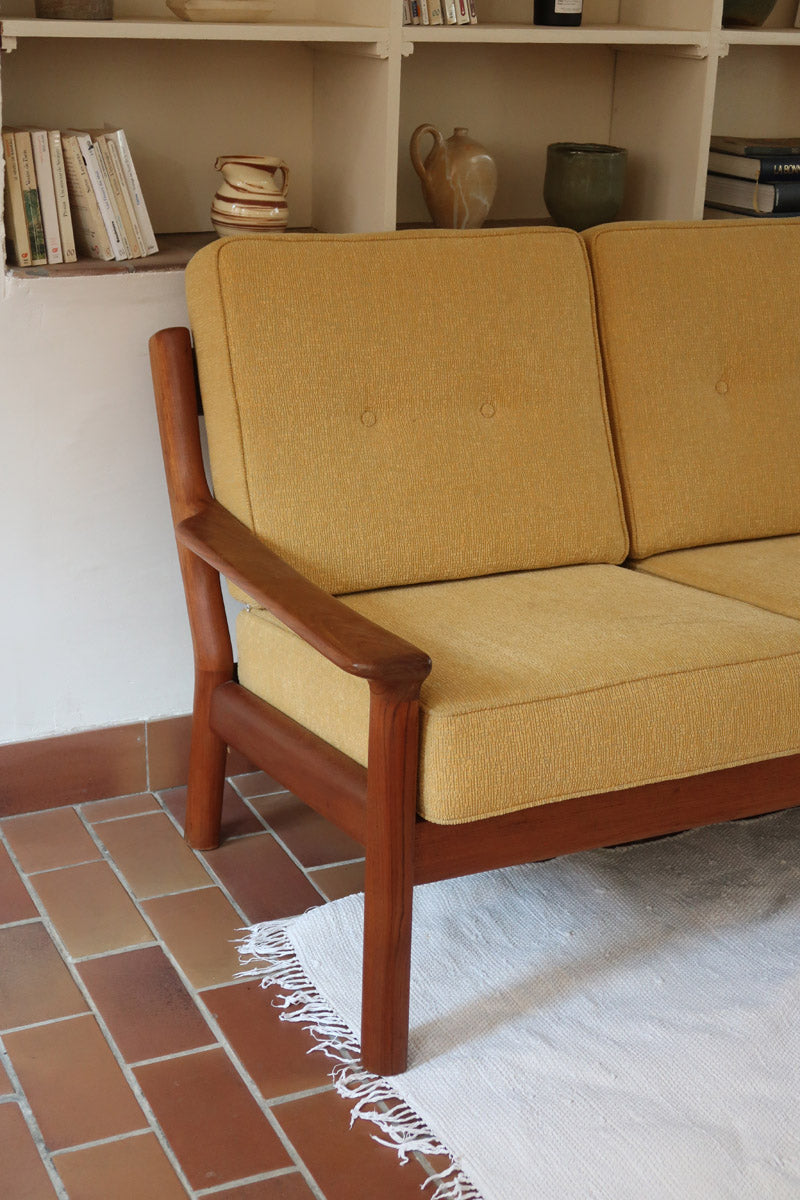 Canapé 3 places scandinave en teck des années 60 avec coussins en tissu jaune moutarde et structure type banquette.