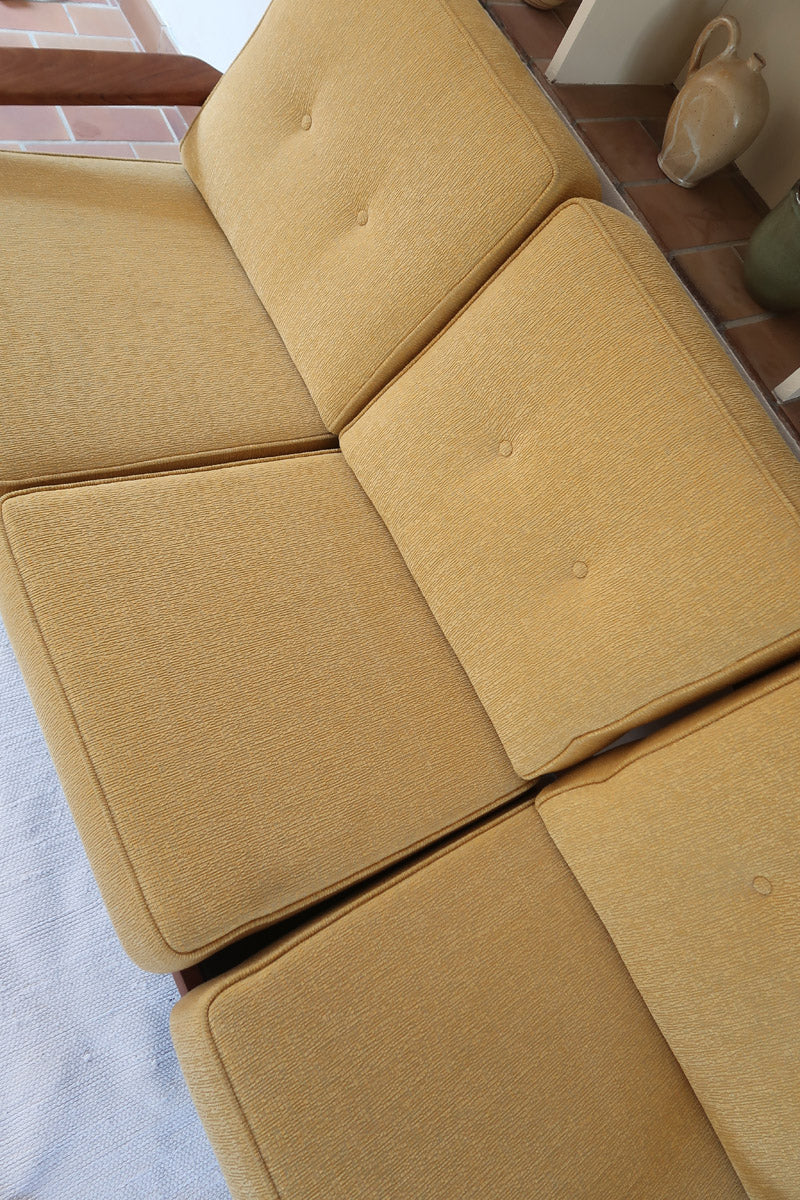 Canapé 3 places scandinave en teck des années 60 avec coussins en tissu jaune moutarde et structure type banquette.
