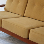 Canapé 3 places scandinave en teck des années 60 avec coussins en tissu jaune moutarde et structure type banquette.