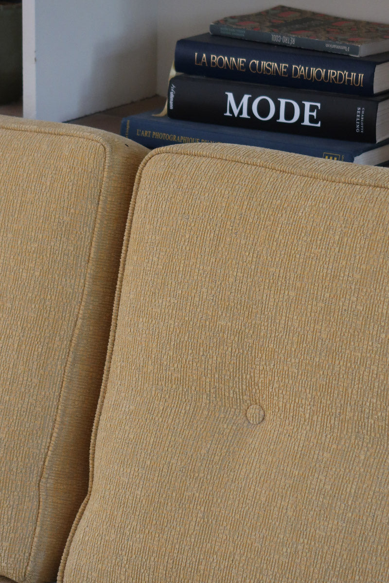 Canapé 3 places scandinave en teck des années 60 avec coussins en tissu jaune moutarde et structure type banquette.