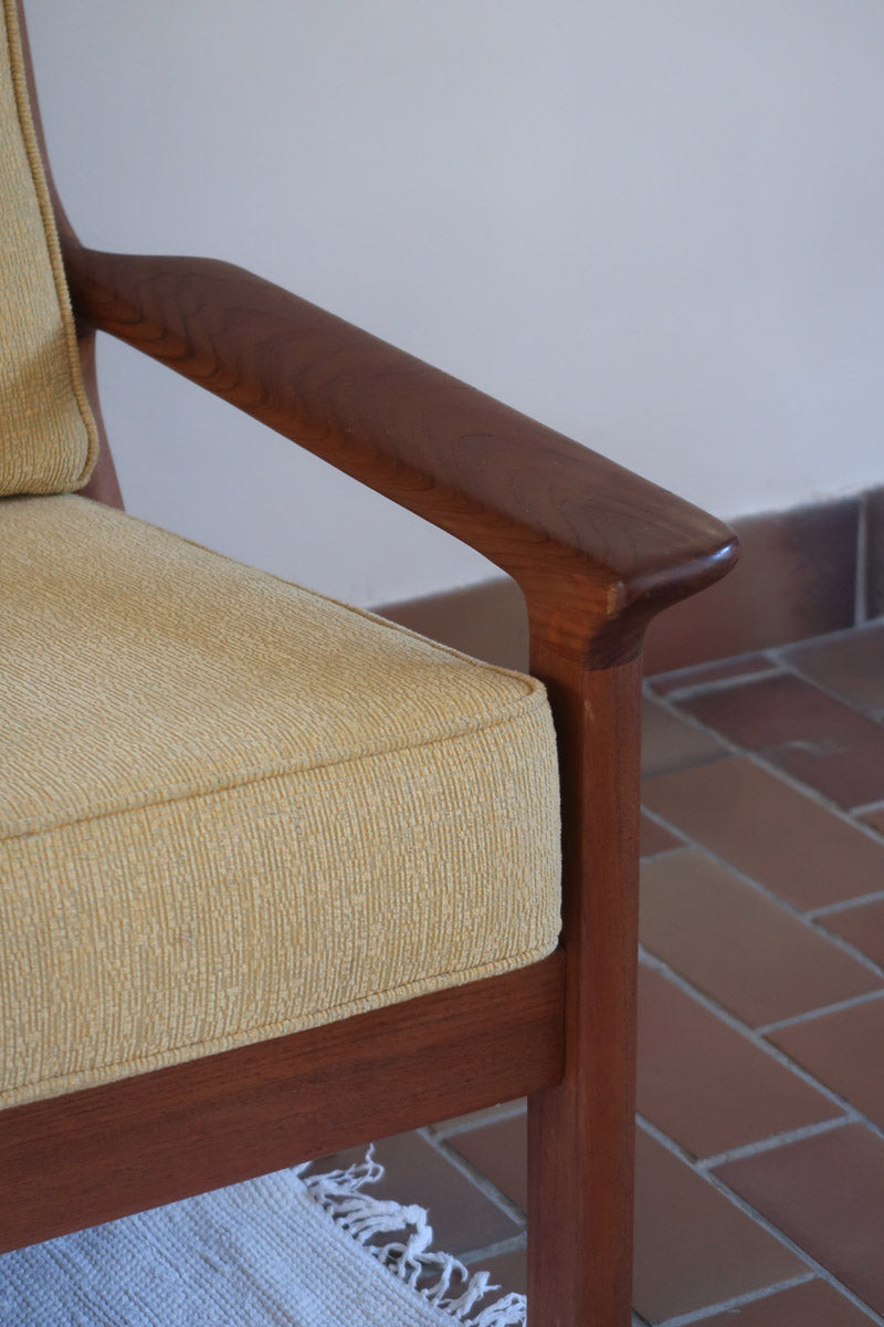 Canapé 3 places scandinave en teck des années 60 avec coussins en tissu jaune moutarde et structure type banquette.