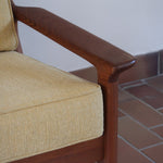 Canapé 3 places scandinave en teck des années 60 avec coussins en tissu jaune moutarde et structure type banquette.