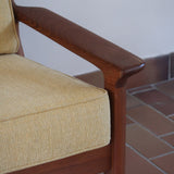 Canapé 3 places scandinave en teck des années 60 avec coussins en tissu jaune moutarde et structure type banquette.