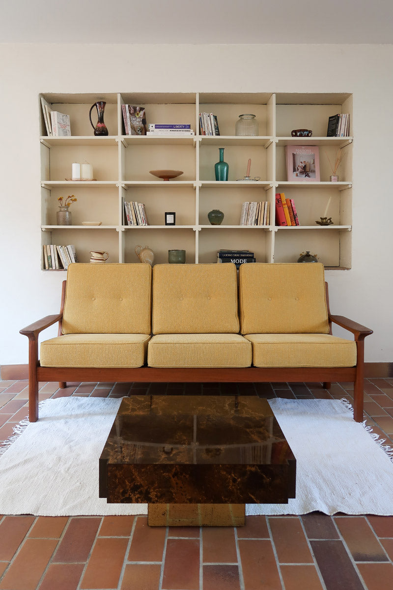 Canapé 3 places scandinave en teck des années 60 avec coussins en tissu jaune moutarde et structure type banquette.