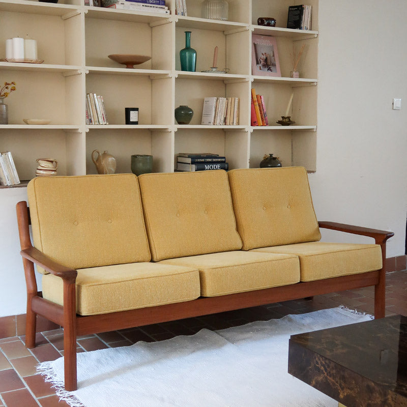 Canapé 3 places scandinave en teck des années 60 avec coussins en tissu jaune moutarde et structure type banquette.