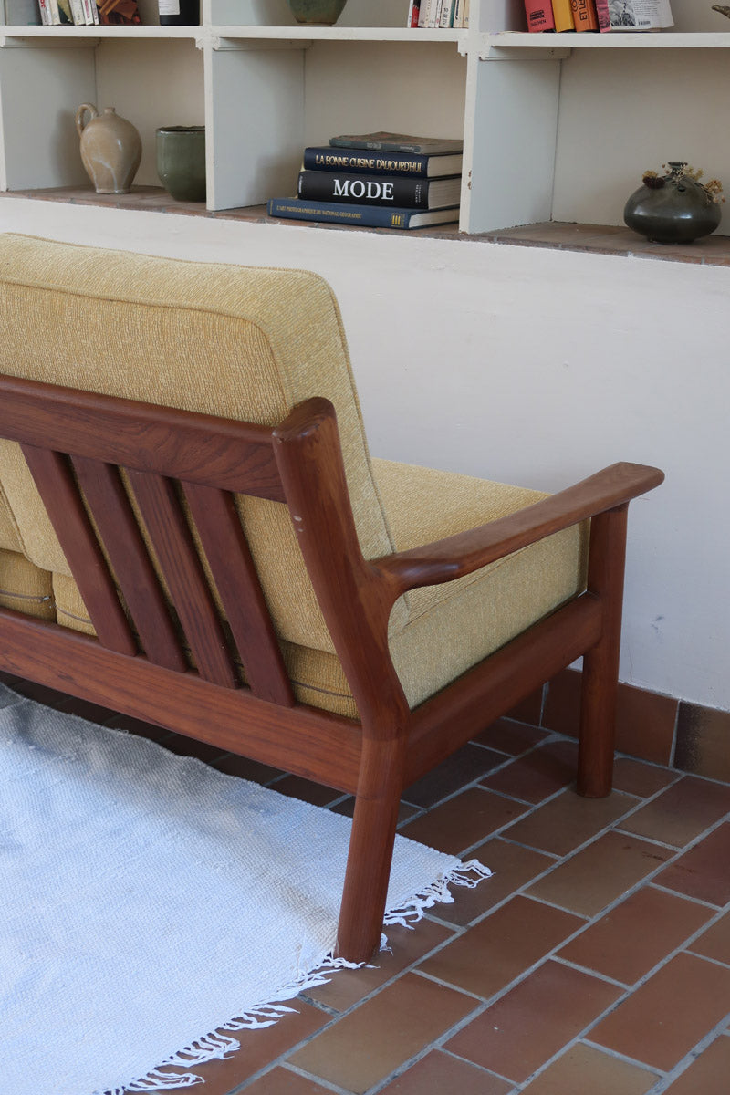 Canapé 3 places scandinave en teck des années 60 avec coussins en tissu jaune moutarde et structure type banquette.
