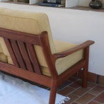 Canapé 3 places scandinave en teck des années 60 avec coussins en tissu jaune moutarde et structure type banquette.