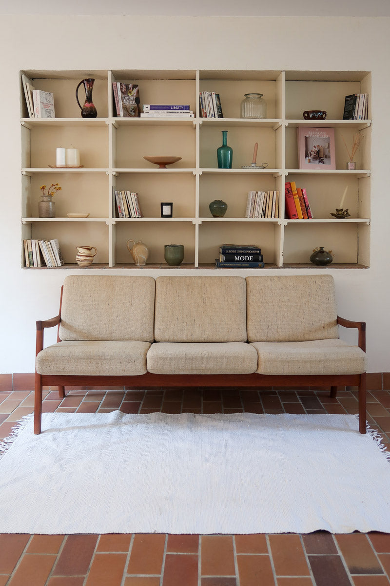 Canapé 3 places scandinave en teck Cado avec coussins beige déhoussables, fabriqué au Danemark.