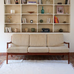 Canapé 3 places scandinave en teck Cado avec coussins beige déhoussables, fabriqué au Danemark.