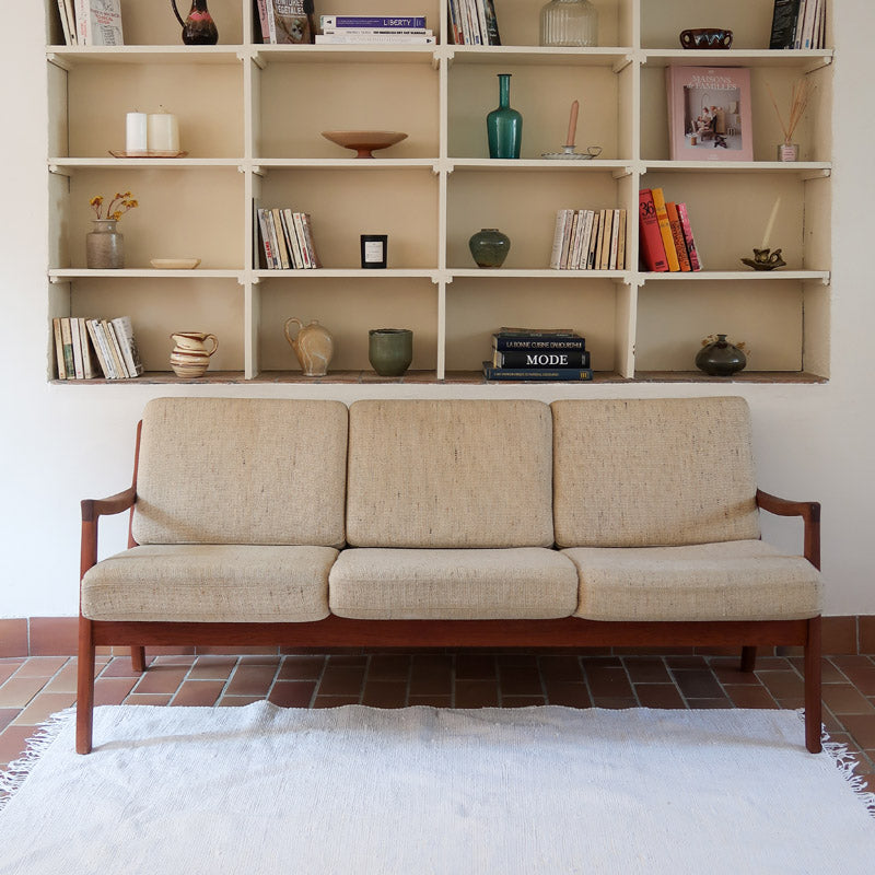 Canapé 3 places scandinave en teck Cado avec coussins beige déhoussables, fabriqué au Danemark.
