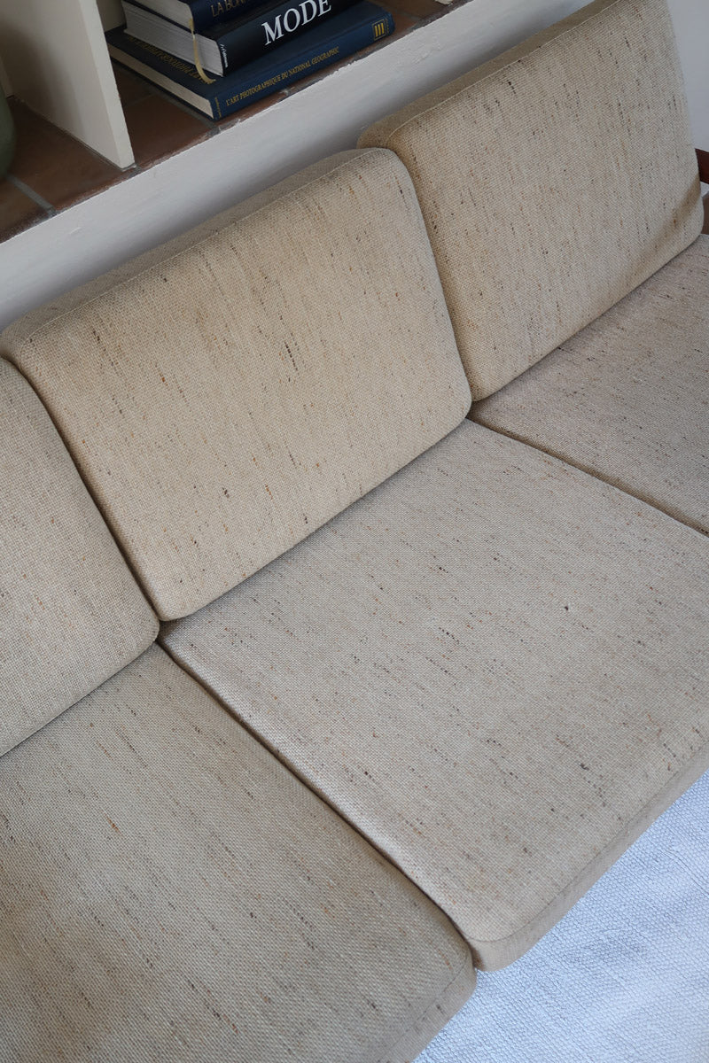 Canapé 3 places scandinave en teck Cado avec coussins beige déhoussables, fabriqué au Danemark.