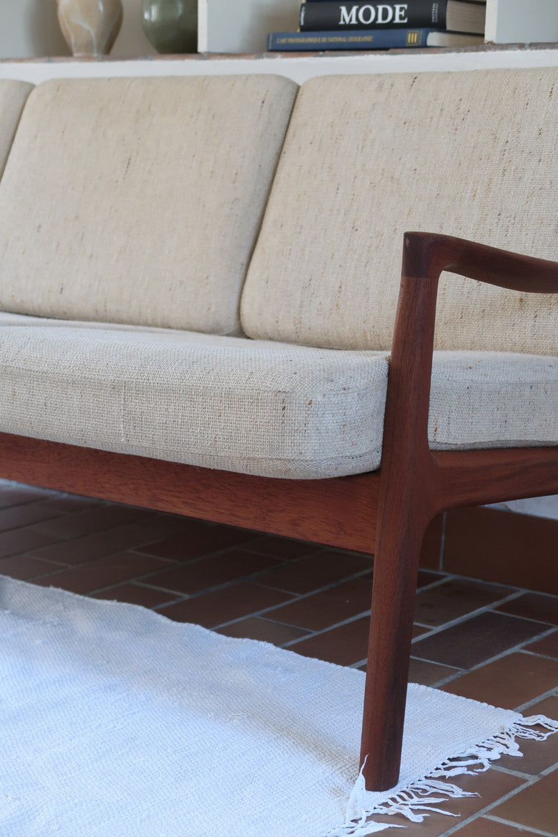 Canapé 3 places scandinave en teck Cado avec coussins beige déhoussables, fabriqué au Danemark.