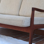 Canapé 3 places scandinave en teck Cado avec coussins beige déhoussables, fabriqué au Danemark.