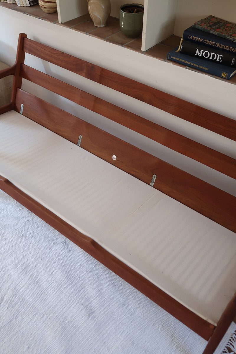 Canapé 3 places scandinave en teck Cado avec coussins beige déhoussables, fabriqué au Danemark.