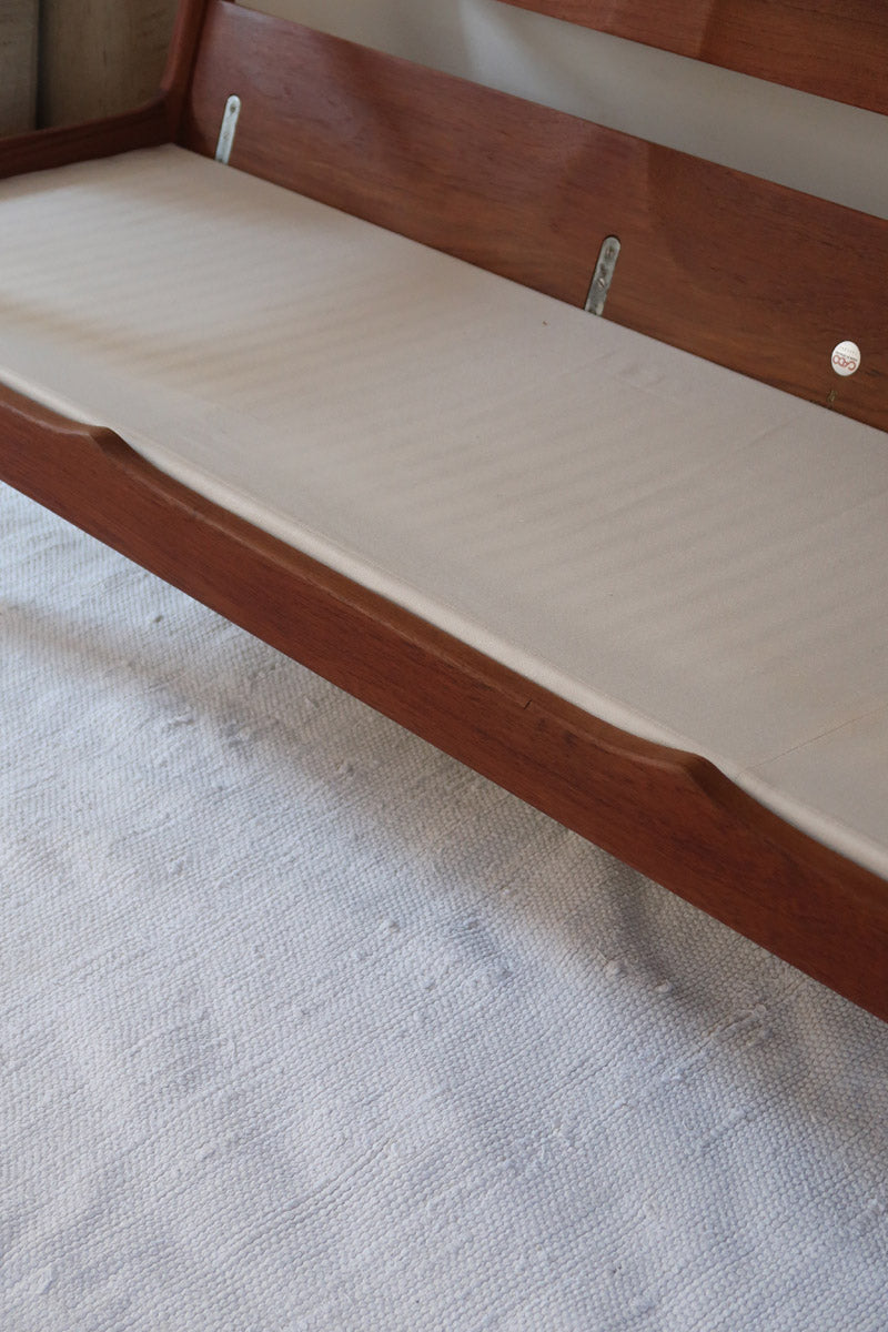 Canapé 3 places scandinave en teck Cado avec coussins beige déhoussables, fabriqué au Danemark.