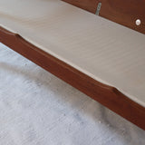 Canapé 3 places scandinave en teck Cado avec coussins beige déhoussables, fabriqué au Danemark.