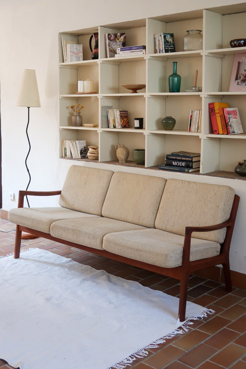 Canapé 3 places scandinave en teck Cado avec coussins beige déhoussables, fabriqué au Danemark.