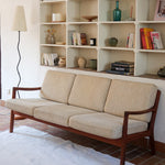 Canapé 3 places scandinave en teck Cado avec coussins beige déhoussables, fabriqué au Danemark.