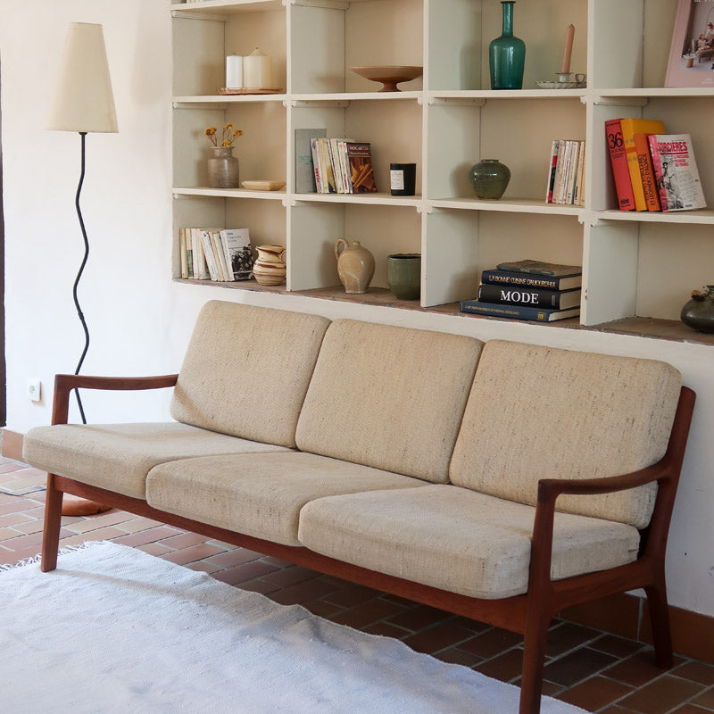 Canapé 3 places scandinave en teck Cado avec coussins beige déhoussables, fabriqué au Danemark.