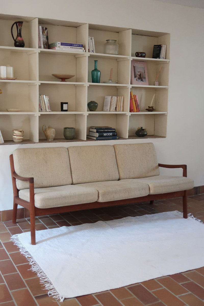 Canapé 3 places scandinave en teck Cado avec coussins beige déhoussables, fabriqué au Danemark.