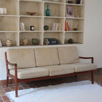 Canapé 3 places scandinave en teck Cado avec coussins beige déhoussables, fabriqué au Danemark.