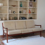 Canapé 3 places scandinave en teck Cado avec coussins beige déhoussables, fabriqué au Danemark.