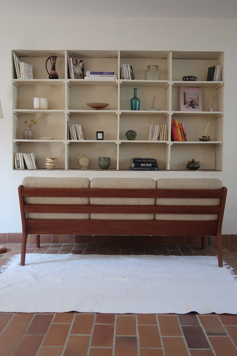 Canapé 3 places scandinave en teck Cado avec coussins beige déhoussables, fabriqué au Danemark.