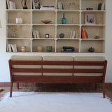 Canapé 3 places scandinave en teck Cado avec coussins beige déhoussables, fabriqué au Danemark.