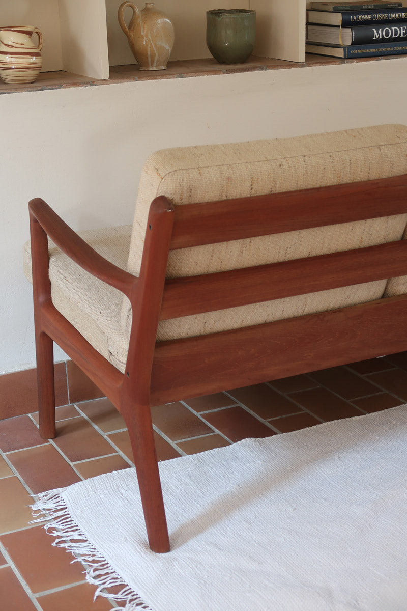 Canapé 3 places scandinave en teck Cado avec coussins beige déhoussables, fabriqué au Danemark.