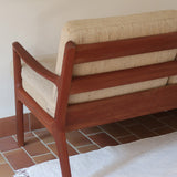 Canapé 3 places scandinave en teck Cado avec coussins beige déhoussables, fabriqué au Danemark.