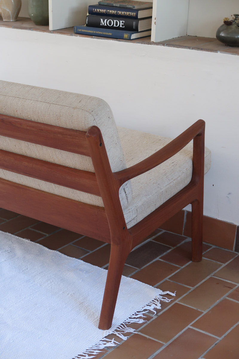 Canapé 3 places scandinave en teck Cado avec coussins beige déhoussables, fabriqué au Danemark.