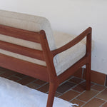 Canapé 3 places scandinave en teck Cado avec coussins beige déhoussables, fabriqué au Danemark.
