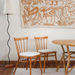 Paire de chaises vintage en hêtre massif des années 60 avec assise en tissu bouclette clair, design Antonín Šuman pour Tatra Nabytok, présentées seules et en mise en situation.