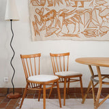 Paire de chaises vintage en hêtre massif des années 60 avec assise en tissu bouclette clair, design Antonín Šuman pour Tatra Nabytok, présentées seules et en mise en situation.