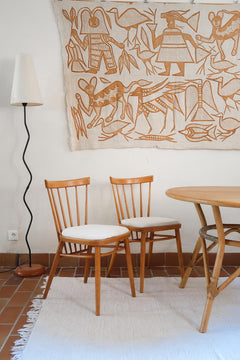 Paire de chaises vintage en hêtre massif des années 60 avec assise en tissu bouclette clair, design Antonín Šuman pour Tatra Nabytok, présentées seules et en mise en situation.