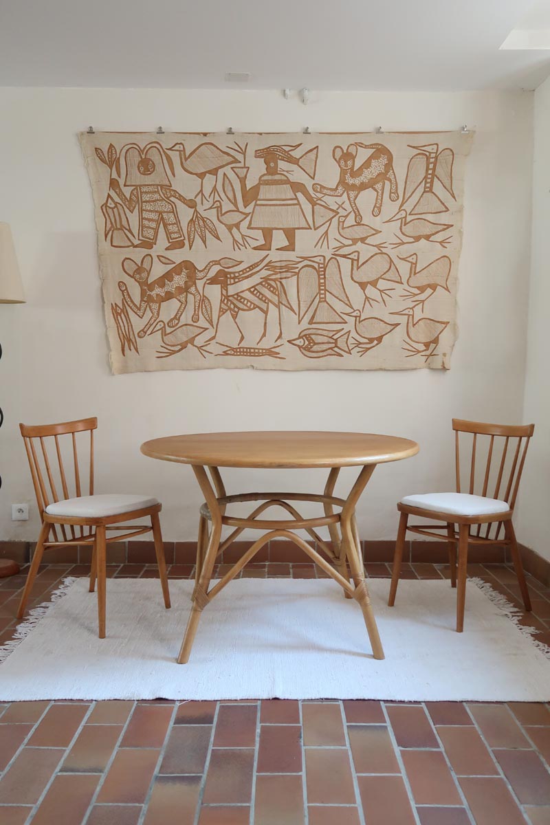 Paire de chaises vintage en hêtre massif des années 60 avec assise en tissu bouclette clair, design Antonín Šuman pour Tatra Nabytok, présentées seules et en mise en situation.