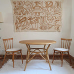 Paire de chaises vintage en hêtre massif des années 60 avec assise en tissu bouclette clair, design Antonín Šuman pour Tatra Nabytok, présentées seules et en mise en situation.