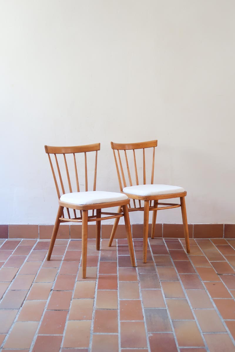 Paire de chaises vintage en hêtre massif des années 60 avec assise en tissu bouclette clair, design Antonín Šuman pour Tatra Nabytok, présentées seules et en mise en situation.