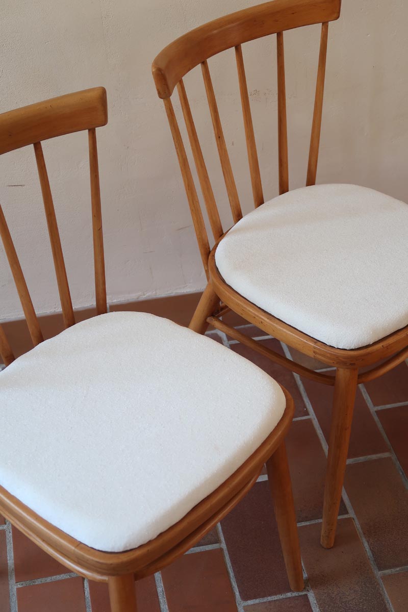 Paire de chaises vintage en hêtre massif des années 60 avec assise en tissu bouclette clair, design Antonín Šuman pour Tatra Nabytok, présentées seules et en mise en situation.