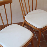 Paire de chaises vintage en hêtre massif des années 60 avec assise en tissu bouclette clair, design Antonín Šuman pour Tatra Nabytok, présentées seules et en mise en situation.