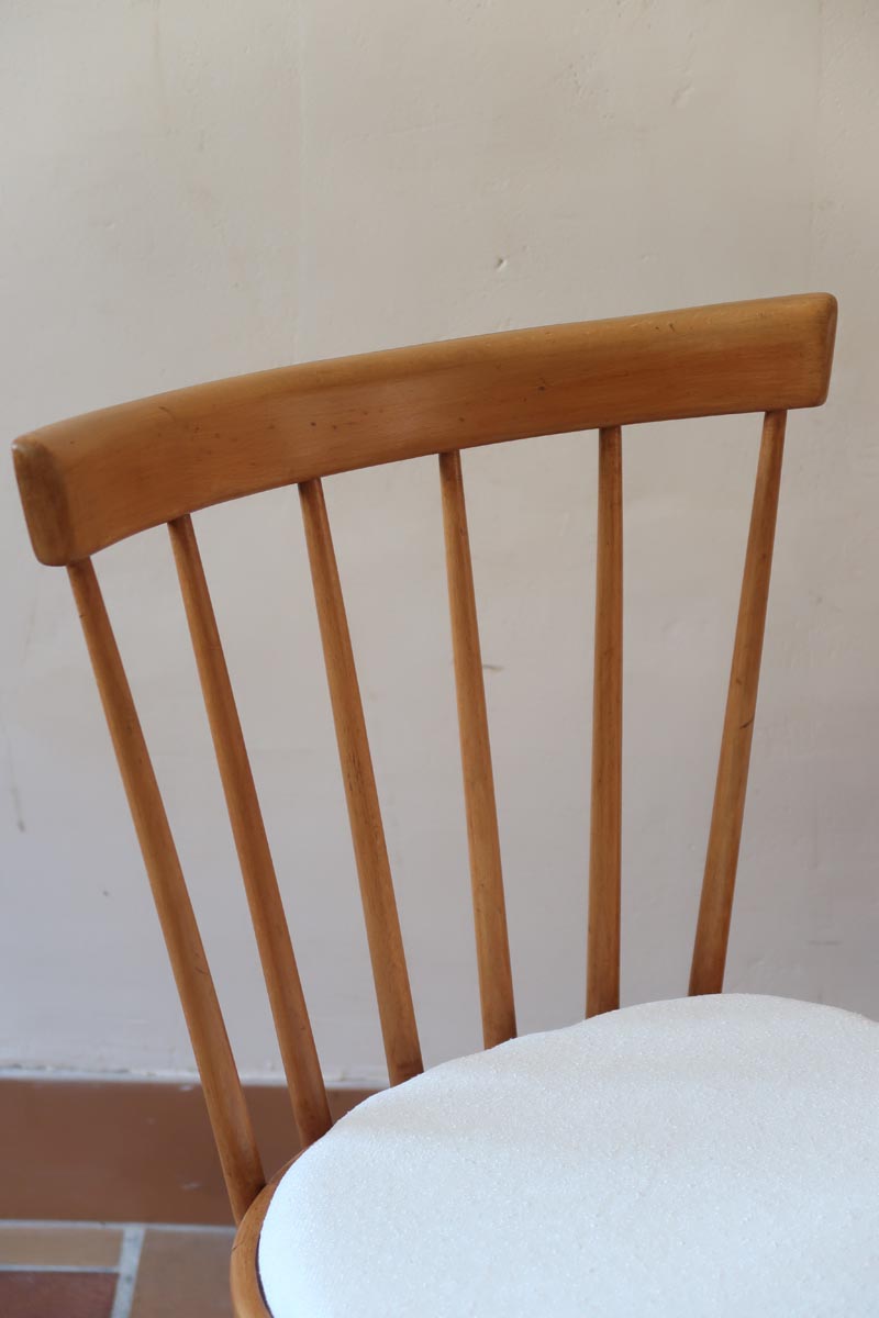 Paire de chaises vintage en hêtre massif des années 60 avec assise en tissu bouclette clair, design Antonín Šuman pour Tatra Nabytok, présentées seules et en mise en situation.