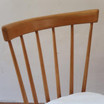 Paire de chaises vintage en hêtre massif des années 60 avec assise en tissu bouclette clair, design Antonín Šuman pour Tatra Nabytok, présentées seules et en mise en situation.