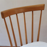 Paire de chaises vintage en hêtre massif des années 60 avec assise en tissu bouclette clair, design Antonín Šuman pour Tatra Nabytok, présentées seules et en mise en situation.