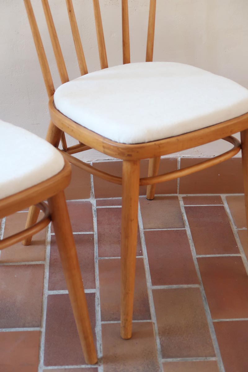 Paire de chaises vintage en hêtre massif des années 60 avec assise en tissu bouclette clair, design Antonín Šuman pour Tatra Nabytok, présentées seules et en mise en situation.