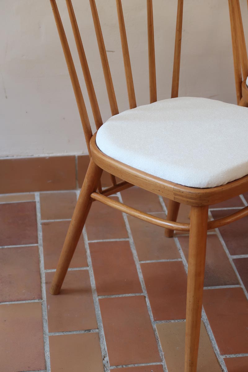 Paire de chaises vintage en hêtre massif des années 60 avec assise en tissu bouclette clair, design Antonín Šuman pour Tatra Nabytok, présentées seules et en mise en situation.